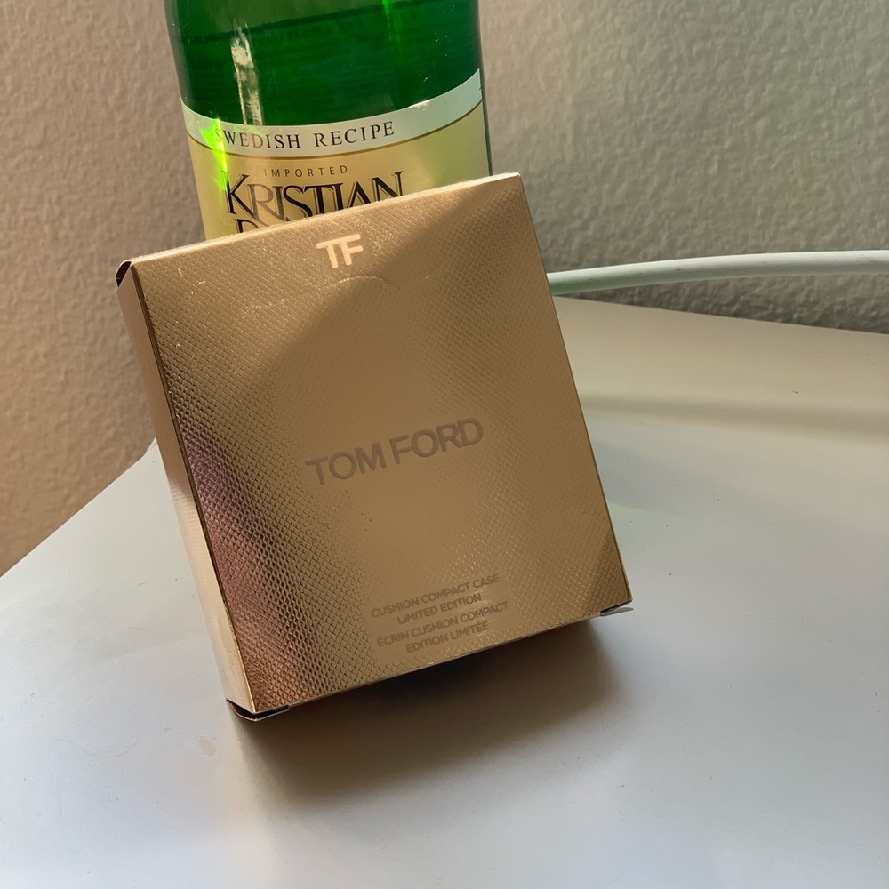 Tom Ford glow tone up foundation cushion